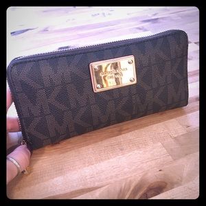 Michael Kors Zip around Wallet